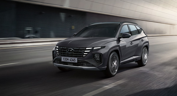 국내 하이브리드차 누적 등록대수가 지난해 200만대를 처음 돌파하면서 하이브리드 인기를 증명했다. 지난해 국산 브랜드의 하이브리드차 내수 판매 비중은 처음으로 20%를 넘어섰고, 올해도 신차 출시가 이어지면서 하이브리드의 인기는 당분간 계속될 전망이다. 사진은 현대차 투싼 하이브리드.