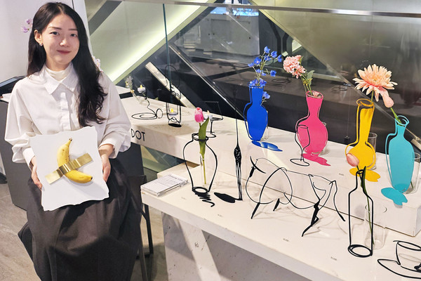 서울 갤러리아 명품관에서 모델이 더닷 제품을 소개하는 모습. 사진/갤러리아백화점