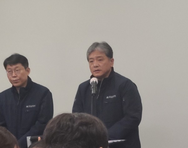 주우정 현대엔지니어링 대표가 28일 서울 종로구 현대빌딩에서 새종~안성간 고속국도 사고와 관련해 기자들의 질문에 답하고 있다. 사진/김혜준기자