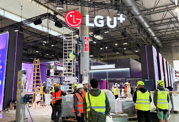 LG유플러스 직원들이 스페인 바르셀로나 현지에서 MWC25 전시관 완성을 위해 분주한 모습.