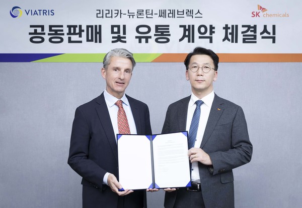 SK케미칼 박현선 Pharma 사업대표(오) 비아트리스 코리아 빌 슈스터 대표이사(왼)가 계약을 체결한 후 기념사진을 촬영하는 모습. 사진/SK케미칼