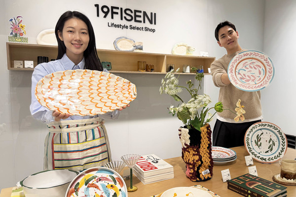 갤러리아 명품관에서 모델이 나인틴피세니를 소개하고 있다. 사진/갤러리아백화점 