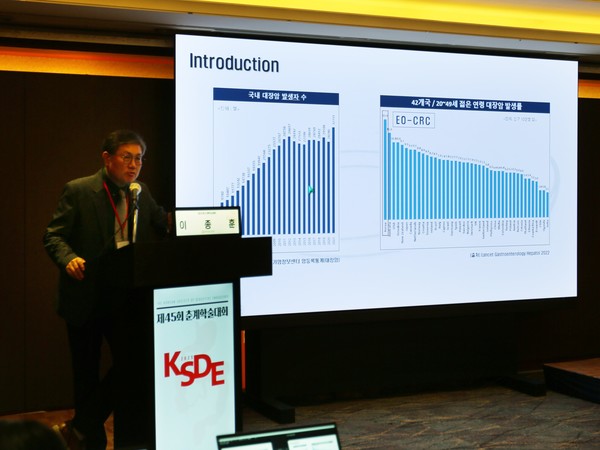 심포지엄에서 발표 중인 동아대학교병원 소화기내과 이종훈 교수. 사진/GC녹십자웰빙