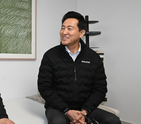 오세훈 서울시장이 지난 10일 서울 서대문구 홍제동 노후임대주택 품질개선 시범사업 현장인 유원하나아파트를 방문해 재입주민과 대화를 나누고 있다. 사진/연합뉴스