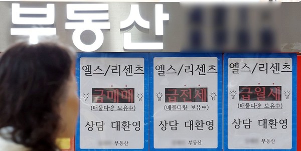 토허제 해제로 수혜를 입었던 송파구 잠실동 '엘리트(엘스·리센츠·트리지움)'는 재지정 이전 호가가 2~3억원씩 올랐으나 재지정 후 1억~1억5000만원까지 호가를 내린 매물이 나오고 있다. 사진/연합뉴스