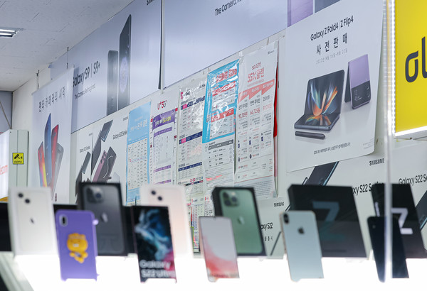 서울 시내의 한 휴대폰 판매 매장. 사진/연합뉴스