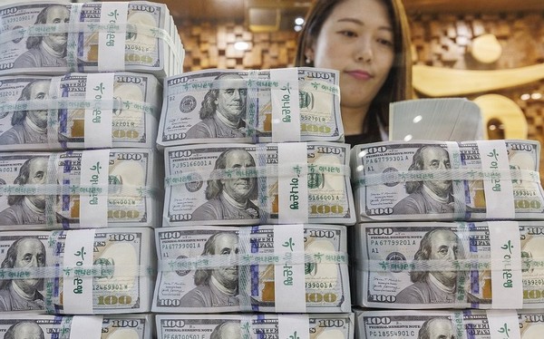 원달러 환율이 31일 주간 거래 종가 기준 1472.9원까지 올라서면서 2009년 금융위기 이후 가장 높은 수준을 기록했다. 사진/연합뉴스