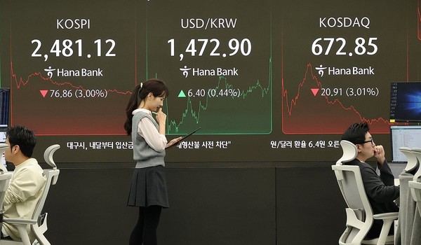 공매도가 재개된 첫 날인 지난 3월 31일 하나은행 딜링룸의 모습. 사진/연합뉴스