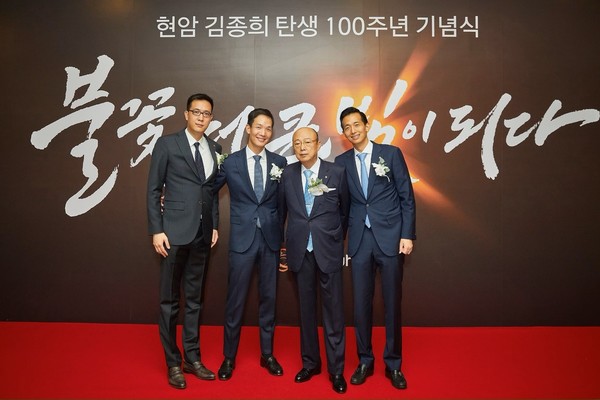 김승연 회장의 ㈜한화 지분 인도로 한화그룹의 경영승계 구도가 한층 명확해지는 모습이다. 사진은 2022년 ‘현암 김종희 회장 탄생 100주년 기념식’에서의 가족 모습. 왼쪽부터 김동선 한화갤러리아 부사장, 김동원 한화생명 사장, 김승연 회장, 김동관 한화그룹 부회장.