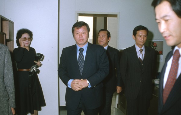 1980년 12월 최종현 SK 선대회장이 유공(現 SK이노베이션) 인수 후 첫 출근해 사무실에서 직원들과 인사를 나누는 모습