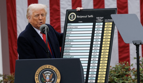 도널드 트럼프 미국 대통령이 2일(현지시간) 백악관 로즈가든에서 국가별 상호관세를 발표하고 있다. 사진/연합뉴스