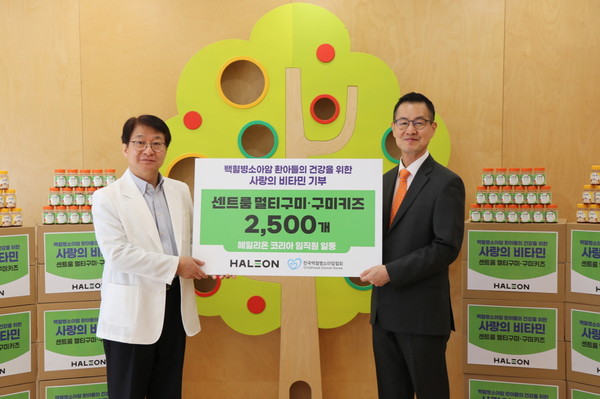 헤일리온이 한국백혈병소아암협회에 센트룸 멀티비타민을 기부하고 기념사진을 촬영하고 있다. (왼)한국백혈병소아암협회 서종진 부회장 (오)헤일리온 코리아 신동우. 사진/헤일리온