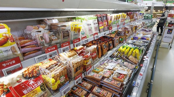 지난해 같은 달 대비 가공식품 물가 상승률은 3.6%로 2023년 12월 이후 가장 많이 올랐다. 기업들이 가격을 올린 커피(8.3%), 빵(6.3%), 햄과 베이컨(6.0%) 등의 상승률이 높았다. 사진/연합뉴스