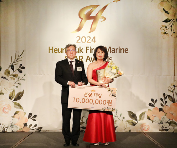 송윤상 흥국화재 대표이사(왼쪽) 본상대상 수상자 이미선 울산지점 영업팀장이 기념촬영을 하고 있다. 사진/흥국화재