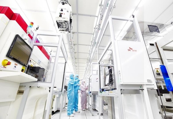 SK그룹이 매물로 내놓은 것으로 알려진 반도체용 웨이퍼 생산기업 SK실크론의 매각 대상자가 점차 윤곽을 드러내고 있다. 