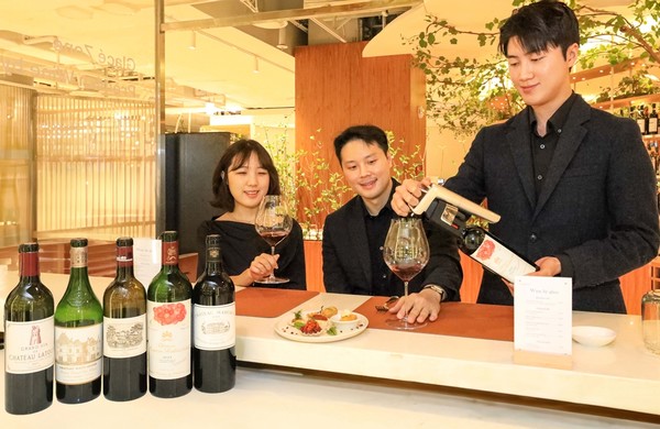현대백화점 압구정본점 지하 1층에 위치한 프리미엄 글라스 와인 바에서 고객들이 최고급 와인에 해당하는 5대 샤토를 글라스 와인으로 즐기고 있다. 사진/현대백화점