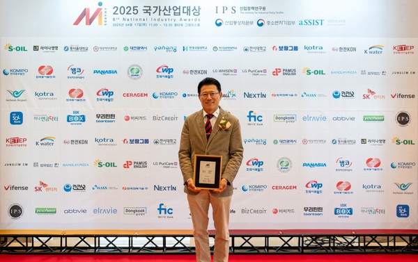 김기태 보람상조 영업부문 대표이사가 국가산업대상을 수상한 뒤 기념촬영을 하고 있다. 사진/보람그룹