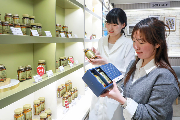 고객이 현대백화점 목동점 네슬레 헬스사이언스 매장에서 영양사와 함께 네슬레 헬스사이언스의 대표 건기식 브랜드 솔가 제품을 둘러보고 있는 모습. 사진/현대백화점그룹