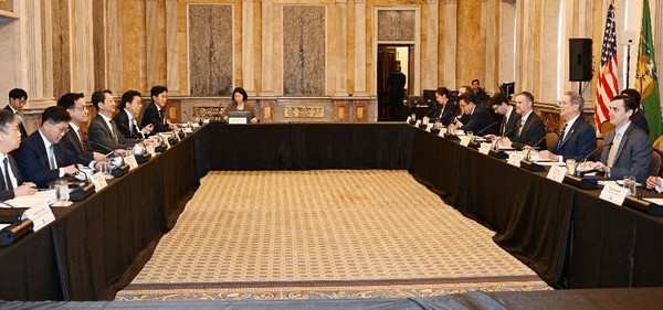 주요 20개국(G20) 재무장관회의 및 국제통화금융위원회(IMFC)에 참석차 미국 워싱턴 D.C.를 방문중인 최상목 부총리 겸 기획재정부 장관이 안덕근 산업통상자원부 장관과 함께 4월 24일(현지시간) 미국 재무부에서 열린 '한-미 2+2 통상협의(Trade Consultation)'에 참석, 스콧 베센트 미국재무장관, 제이미슨 그리어 미국무역대표부(USTR) 대표와 회의를 하고 있다. 사진/기획재정부