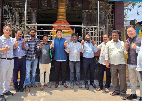 인도 안드라프라데시주 비사카파트남에서 만난 LG화학 CSSO(최고지속가능전략책임자) 고윤주 전무(가운데)와 LG폴리머스 인근 마을 대표들