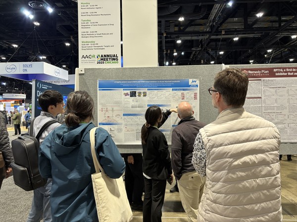 C&C신약연구소가 28일(현지시간) 미국 시카고에서 열린 'AACR 2025'에서 급성골수성백혈병 치료제로 개발 중인 STAT5/STAT3 이중 억제제 후보물질 CNC-01의 비임상 연구 결과를 포스터 발표했다. 사진/C&C신약연구소