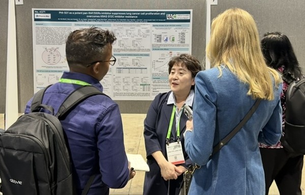 AACR 2025에서 'PHI-501' 난치성 폐암 항암 효능을 설명 중인 한혜정 파로스아이바이오 미국 법인 대표(가운데). 사진/파로스아이바이오