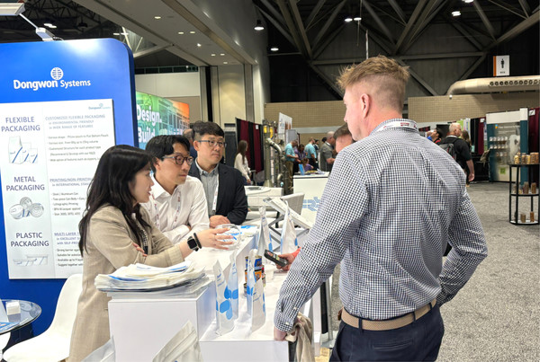 지난 28일까지 30일(현지시간)까지 미국 미주라주에서 열린 펫푸드 포럼에서 동원시스템즈 직원이 부스를 찾아온 외국인에게 펫푸드 포장재를 소개하고 있다. 사진/동원시스템즈