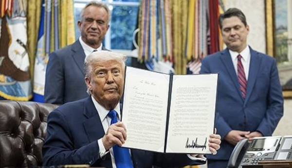 지난 5일(현지 시간) 의약품 제조 촉진 관련 행정명령에 서명한 미국 도널드 트럼프 대통령 모습. 사진/연합뉴스