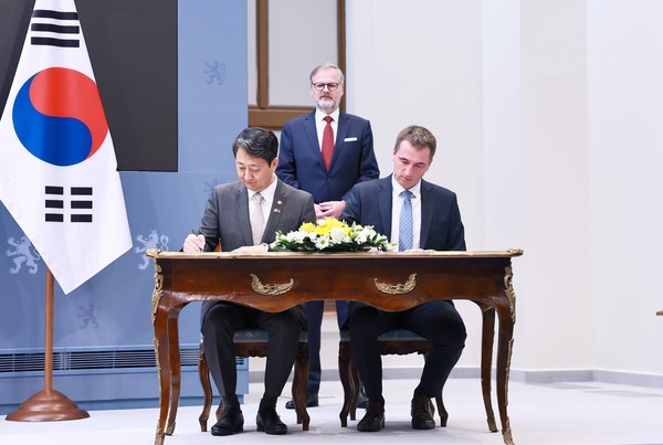 안덕근 산업통상자원부 장관(왼쪽)은 7일(현지시간) 체코 프라하 총리실에서 페트르 피알라 체코 총리를 비롯한 한·체코 정부 대표단과 이철규 산업통상자원중소벤처기업위원회 위원장 등 국회 대표단이 참석한 가운데 '한·체코 원전산업 협력 약정' 체결식을 가졌다. /산업부 제공