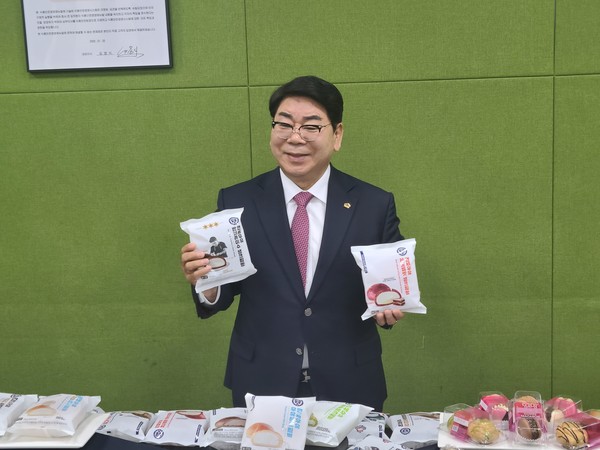 제빵 강소기업 ‘푸드코아‧조이푸드’를 이끌고 있는 김영식 대표가 자사 대표 상품인 '스웰리생크림빵' 시리즈를 들어보이고 있다. 사진/김혜준 기자