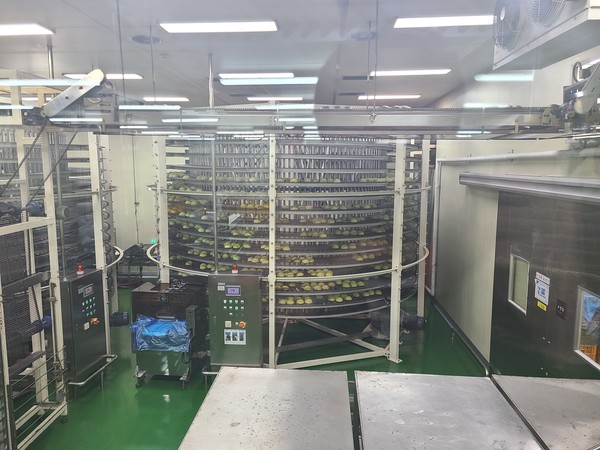 푸드코아 경기 안성공장 내부에서 수백개의 생크림빵이 생산되는 모습. 사진/김혜준 기자