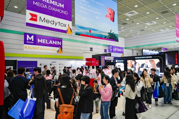 지난 11일 '2025 대한레이저피부모발학회 춘계 학술대회'에 참가한 의료 관계자들이 메디톡스 부스를 관람하고 있다. 사진/메디톡스