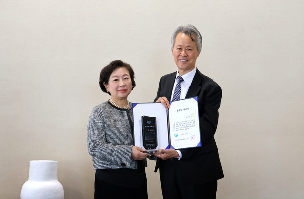 현대그룹 현정은 회장(왼쪽)이 인간성회복운동추진협의회가 선정한 2025년 ‘올해의 어버이’ 감사패를 받고 기념촬영을 하고 있다.