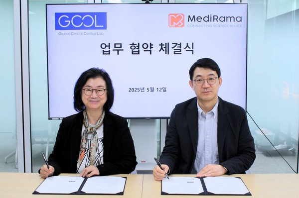 협약식 후 기념 촬영 중인 (왼)메디라마 문한림 대표와 (오)지씨씨엘 조관구 대표. 사진/지씨씨엘