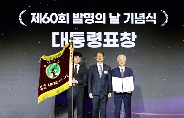 (왼쪽부터)유한양행 과장 강영도, 안덕근 산업통상자원부 장관, 유한양행 대표이사 조욱제. 사진/유한양행