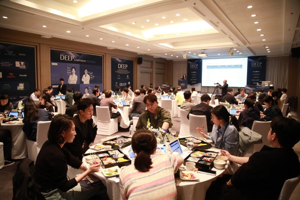 대웅제약과 DNC 에스테틱스가 개최한 딥 심포지엄에서 강연 프로그램이 진행되고 있다. 사진/대웅제약