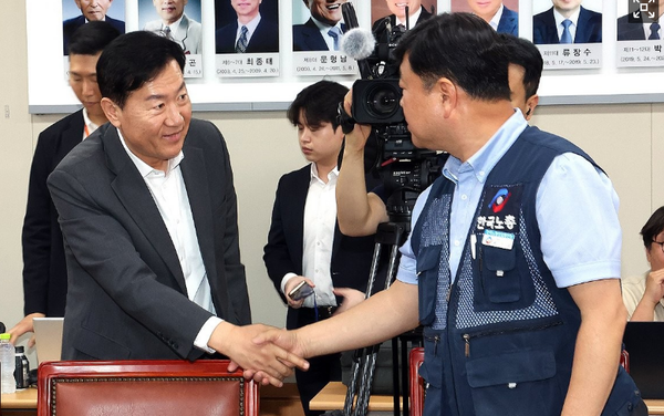 최저임금위원회 사용자위원인 류기정 한국경영자총협회 전무(왼쪽)와 근로자위원 류기섭 한국노총 사무총장이 27일 정부세종청사에서 열린 최저임금위원회 제2차 전원회의에서 만나 악수하며 인사하고 있다. 사진/연합뉴스