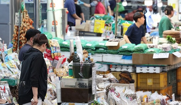이달 3~9일 국내 신용카드 이용 금액이 1년 전보다 12.7%, 전주보다 18.4% 각각 감소한 것으로 집계됐다. 사진/연합뉴스
