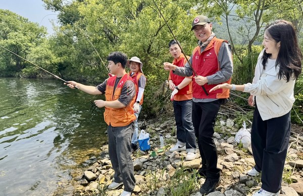 SK넥실리스 류광민 대표(오른쪽 두 번째)가 내장산 국립공원 내장호에서 구성원들과 생태계 교란종 블루길 포획 활동을 벌이고 있다.