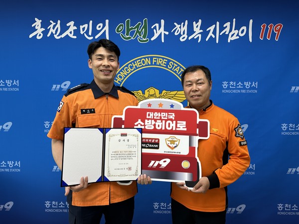 타이어 유통 전문기업 타이어뱅크가 한국노총 소속 전국소방안전공무원 노동조합과 함께 선정하는 소방히어로 37호 주인공에 강원 홍천소방서 소방행정과 배진우 소방장을 선정하고 근무지 홍천소방서를 찾아 타이어 교환권과 감사장을 전달했다. 사진/타이어뱅크