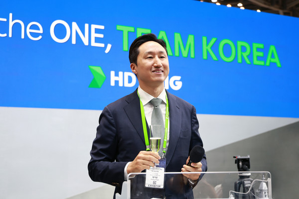 HD현대 정기선 수석부회장이 28일 부산 벡스코에서 열린 MADEX 2025 리셉션 행사에서 인사말을 하고 있다.