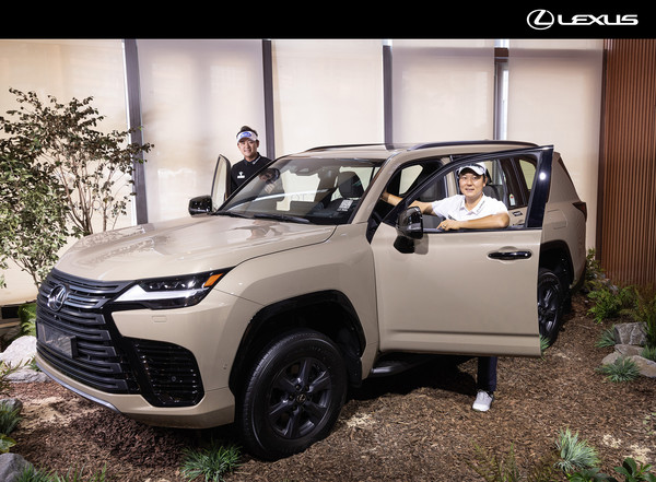 렉서스코리아가 '팀 렉서스(TEAM LEXUS)' 홍보대사로 활동 중인 KPGA(한국프로골프협회) 소속 박상현(동아제약), 함정우(하나금융그룹) 선수에게 플래그십 SUV '디 올 뉴 LX 700h'를 제공했다. 사진/렉서스코리아
