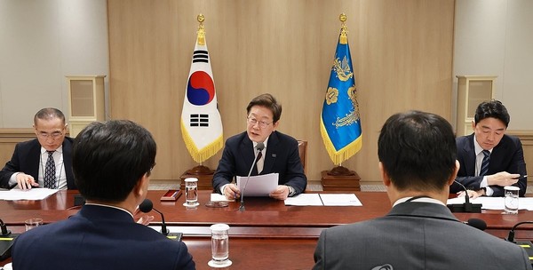 이재명 대통령이 취임 첫 날인 지난 4일 저녁 비상경제점검TF 회의를 주재하고 있다. 사진/연합뉴스