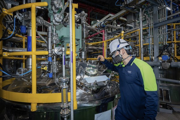 포스코퓨처엠이 10일 연산 4만5000톤 규모의 광양 전구체 공장을 준공했다. 광양 전구체 공장에서 직원이 제조 공정을 확인하고 있다. 사진/포스코퓨처엠