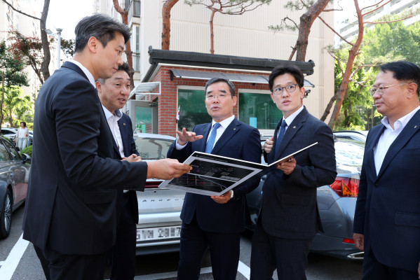 김보현 대우건설 사장(왼쪽에서 3번째)이 개포우성7차 단지를 방문해 현장을 둘러보고 있다.