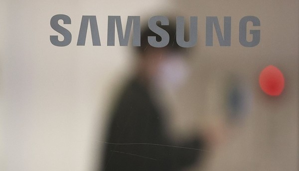 파운드리(반도체 위탁생산) 1위 기업인 대만 TSMC와 2위 삼성전자가 올해 하반기를 목표로 최첨단 공정인 2나노(㎚·10억분의 1m) 양산 준비에 속도를 내고 있다. 사진/연합뉴스