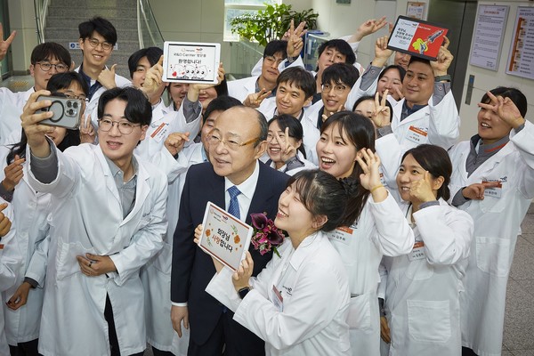 김승연 회장이 한화토탈에너지스 연구소에서 연구원들과 셀카를 찍고 있다.