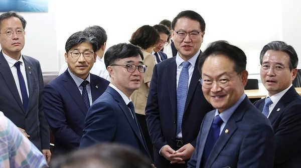 대통령실 김용범 정책실장(오른쪽)과 더불어민주당 허영 원내정책수석부대표(오른쪽 두번째) 등이 18일 서울 여의도 국회 의원회관에서 대통령실과 정부, 여당 등이 함께하는 추경안 관련 비공개 회의에 참석해 대화하고 있다. 사진/연합뉴스