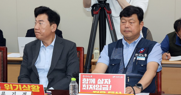 최저임금위원회 사용자위원인 류기정 한국경영자총협회 전무(왼쪽)와 근로자위원 류기섭 한국노총 사무총장이 19일 정부세종청사에서 열린 최저임금위원회 제6차 전원회의에서 나란히 자리하고 있다. 사진/연합뉴스