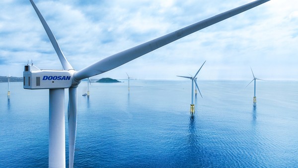 이재명 정부가 태양광·풍력 등 재생에너지를 통한 RE100 산단을 조성해 반도체 등 첨단 제품을 제조하는 작업을 본격화한다. 사진은 제주 한림읍 인근 해상에 설치된 해상풍력발전기.